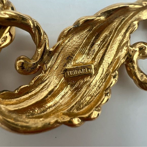 Vintage Trifari Gold and Blue Necklace - Picture 6 of 6